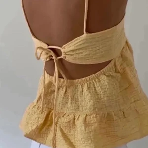 Gul zara topp - Säljer denna fina och somriga topp från Zara, lånade bilder. 