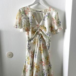 Blommig klänning 🌺 - Väldigt söt klänning med blommor på från BikBok. Har använt den få gånger, skulle gissa ungefär 3, och är för liten för mig tyvärr. Skriv om du är intresserad 😁