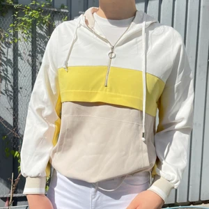 Lyxig kofta från Zara - En härlig vår/sommar kofta från Zara. Koftan är främst gjord på polyester som gör den elegant och luftig men som samtidigt håller dig varm. Koftan är använd enbart ett fåtal gånger och är i nyskick!