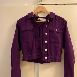 Lila jacka - En fin lila jeans jacka likande! Avänd men i väldigt fint skick och perfekt sommarjacka 