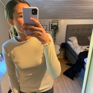 Tröja - Jättefin beige tajtare tröja köpt från mango, köparen står för frakt. Helt oanvänd!💕 köpt för 199kr, passar s-m❤️