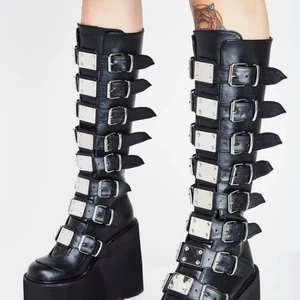 Trinity boots/Demonias - Hej! Säljer mina demonias då jag ej använder dem längre. Dem är så gott som nya (använts 4-5 gånger). Dem är köpta från c.u.m clubwear för 2000 men från demonias sida kostar dem 1500, så jag tänker mig att sälja dem för 1000. Vet ej exakt storlek men jag har 41 och Dem sitter bra på mig men med gott andnings utrymme.