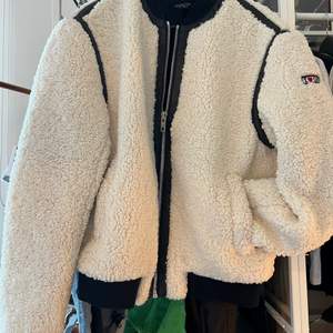 Supersnygg och välbevarad jacka från kollektionen på H&M i samarbete med Giambattista Valli👼 dragkedja för fickorna samt ”läder” detaljer. Otroligt fin och perfekt för alla tillfällen🚚❣️