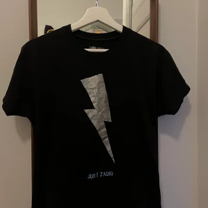 Zadig tröja!  - Nypris 600kr. Ganska fint skick, inte använda särskilt många gånger. Skriv privat för mer bilder. Kan även tänka mig att byta mot något annan tröja (behöver inte vara Zadig). 