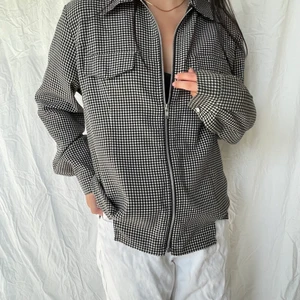 Rutig overshirt 🫶 - En rutig overshirt i strl 38. Går att användas som en tunn jacka eller som en skjorta! Köparen står för frakten. 😊