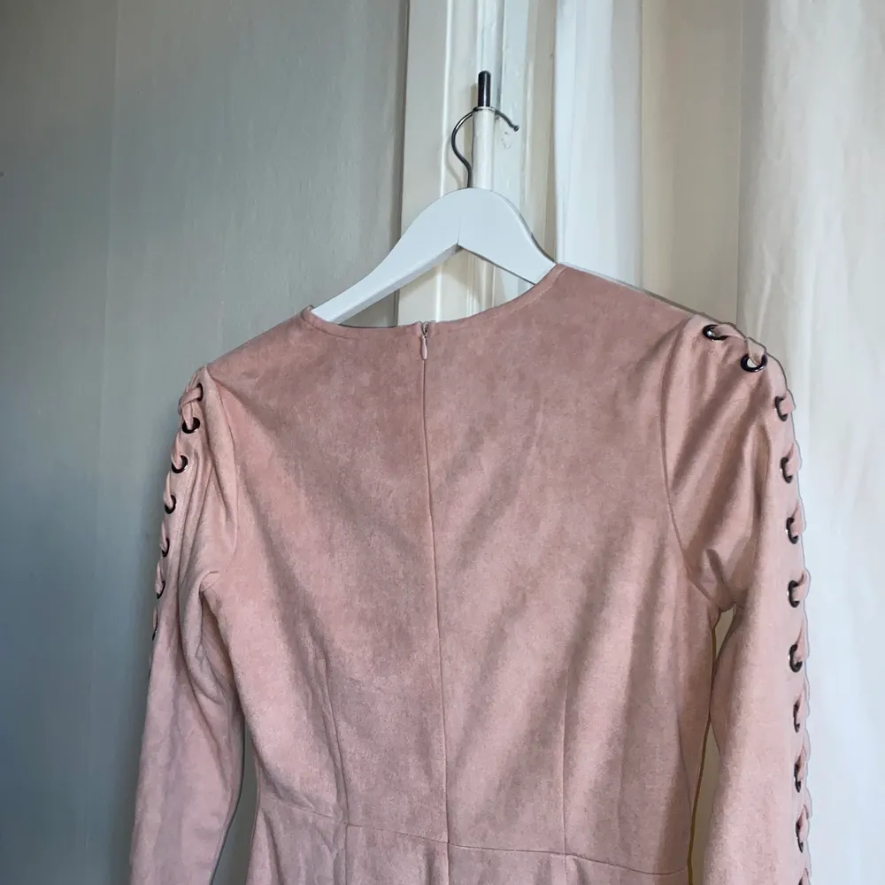Gammelrosa klänning i mocka liknande material ifrån boohoo. I storlek 36 och har en dragkedja som knappast syns i ryggen🌟. Klänningar.