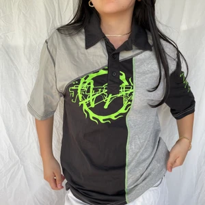 Weekday polo 💚🖤 - En oanvänd polo från Weekday som är supercool! Ser ut som patchwork typ! Strl S fast herrstorlek så sitter lite oversized. Köparen står för frakten! 💚🖤