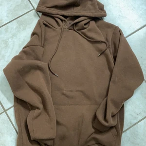 Hoodie  - Jätte mysig brun Hoodie, tror den är från Shein. Kom med prisförslag då jag inte vet hur mycket jag ska sälja den för. Strl XS. Köparen står för frakten