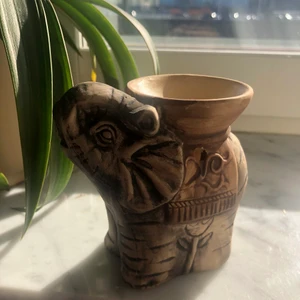 Arom/Olje lampa i elefantmotiv  - Nyskick och kan även användas som rökelsehållare. Köparen står för frakt ☝️ 