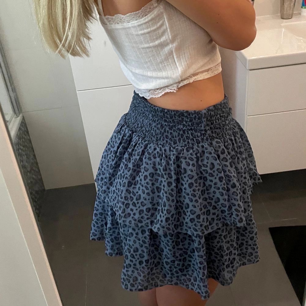 Säljer denna populära slutsålda kjol ifrån Kappahl! Säljer för den inte kommer till användning💙💙 är i storlek 170 så passar S-M då dem har elastiska resår . Kjolar.