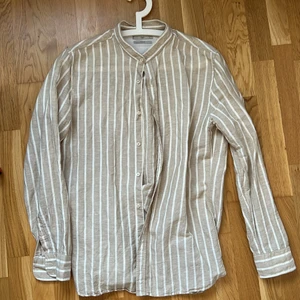 Linne skjorta - Linneskjorta storlek L, från märket MANGO, använd fåtal gånger så i ett mycket bra skick!              Kika gärna dem andra skjortorna i min profil!                    Nypris: 599