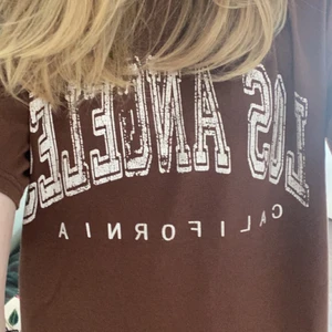 Brun tshirt  - Säljer denna bruna tshirt i storlek XS men den är oversized så passar även S andvönd fåtal ggr 💗