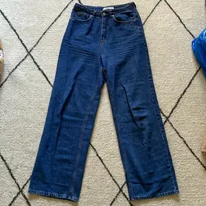 Ett par jeans som är vida i benen. Ett av mina tidigare go-to par, men de har inte kommit till användning på sistone. Jeansen är högmidjade. Köparen betalar frakt. Om du har ytligare frågor är det bara att skriva till mig🧡