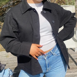 Jacka weekday - Sommar/vår jacka köpt från weekday för två år sedan. Aldrig använd och har fortfarande prislappen kvar då jag köpte en liknande därifrån samtidigt. Kan användas både till utgång och till vardags. Oversized fit. Nypris när jag köpte den är 700 kr.