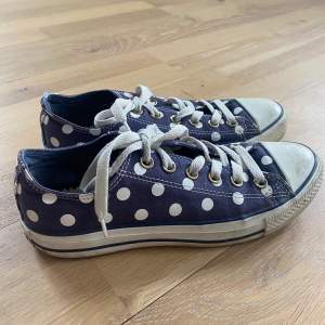 Dags att sälja dessa trendiga blå-prickiga converse! I fint med använt skick. De skulle säkert bli ännu finare om man tvättade dem. I storlek 39 men passar en 37/38. Bara att kontakta för frågor💖