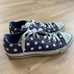 Prickiga converse - Dags att sälja dessa trendiga blå-prickiga converse! I fint med använt skick. De skulle säkert bli ännu finare om man tvättade dem. I storlek 39 men passar en 37/38. Bara att kontakta för frågor💖