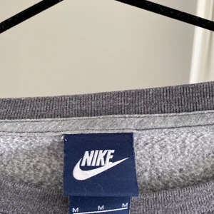Nike sweatshirt - Bra skick, köpt på Urban outfitters i Berlin. Bra passform, lite mer som S än M