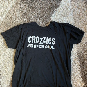 T shirt med tryck - Det står något på polska tror jag? Det kan vara nåt band typ! Fett nice oversize t-shirt 