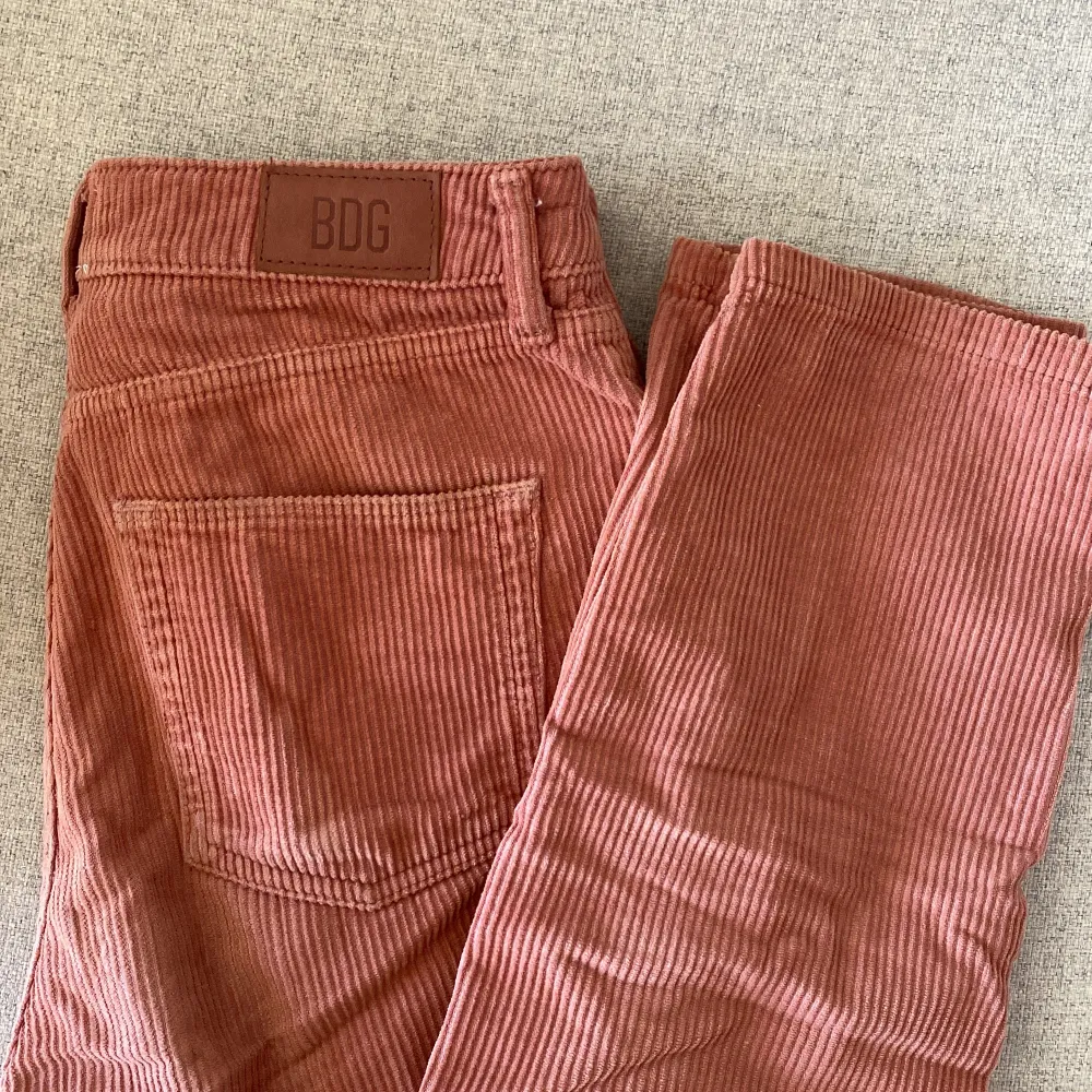 Byxor från BDG köpta på Urban Outfitters i puderrosa/gammelrosa. Storlek W27/L32 i modell MOM. Finns att hämta upp i Uppsala eller skickas mot porto (Postnord frakta lätt 66kr) steamas innan!. Farkut & Housut.