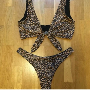 Leopard mönstrad knyt bikini - Leopardmönstrad knyt bikini från Nelly! Är för liten för mig och överdelen är endast använd en gång och underdelen är aldrig använd. 