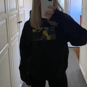 Svart hoodie med coolt tryck - Svart superfin hoodie från märket STAY🥰 använd fåtal ggr så i väldigt fint skick💛 