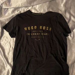 Hugo boss T-shirt - T-shirt i använt men bra skick🤍. Finns ett litet hål (bild 2) 