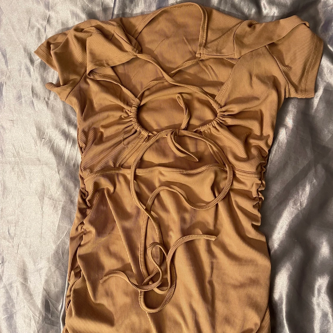 Klänning med öppen rygg - 90