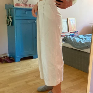 Vita byxor från Monki - Vita lite kortare, vida byxor från Monki. Använda men i gott skick och perfekta till sommaren! Kan mötas upp i Göteborg eller frakta mot betalning❤️