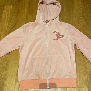 Juicy Couture pink  - Gammal juicy modellen. Den funkar för mig med xs-s. Den här juicy modelenen är väldigt kort. Skulle säga att den här modellen är ganska mycket mindre än M. Väldigt bra skick. Skriv om du vill veta mer