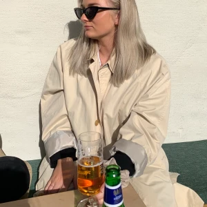 Trenchcoat - Säljer denna fina trenchcoat, som är lite oversized men passar både S och M, köpt secondhand💕