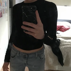 Lågmidjade jeans - Jättesnygga baggy lågmidjade jeans som jag köpte på sellpy, men de är för långa för mig💗:( Perfekt passform i midjad och perfekt färg🌟Det är bara att skriva till mig om ni har frågor angående mått, min längd eller ol ni vill ha fler bilder❗️👌