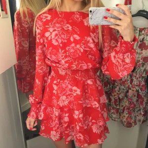 Röd blommig klänning stl 34 - Säljer denna fina klänning i stl 34. Aldrig använd. Köparen står för frakten.🌸