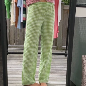 SOMMAR BYXOR - Suuuuper fina sommarbyxor som liknar linnebyxor! Tyvärr är dessa lite små på mig så får sälja vidare dem! Storlek S (perfekt längd runt 1,67)