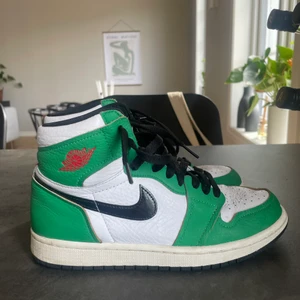 Nike Air Jordan 1 High ”Lucky green” - Säljer mina Jordan 1 high! Köpta för ca 1 år sedan och är sparsamt använda. Mycket bra skick! Nypris: 3100kr. Kommer med orginalförpackning och medföljande skosnören (ej använda)🫶🏼 Pris går att diskuteras vid snabb affär!