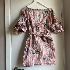 Klänning Stl:S  - Den klänning är en stor sommar favorit! Den är väldigt V ringad och bringar fram kurvorna så fint! Den är i Storlek:36 men passar upp till 38. Ärmarna är lite puffiga vilket gör den väldigt festlig. 