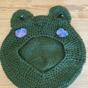 Frog beret - Frog beret, approximately 56cm diameter. Can tailor it to your needs. Handmade. Contact this ad if you want a custom order.  Can make anything!