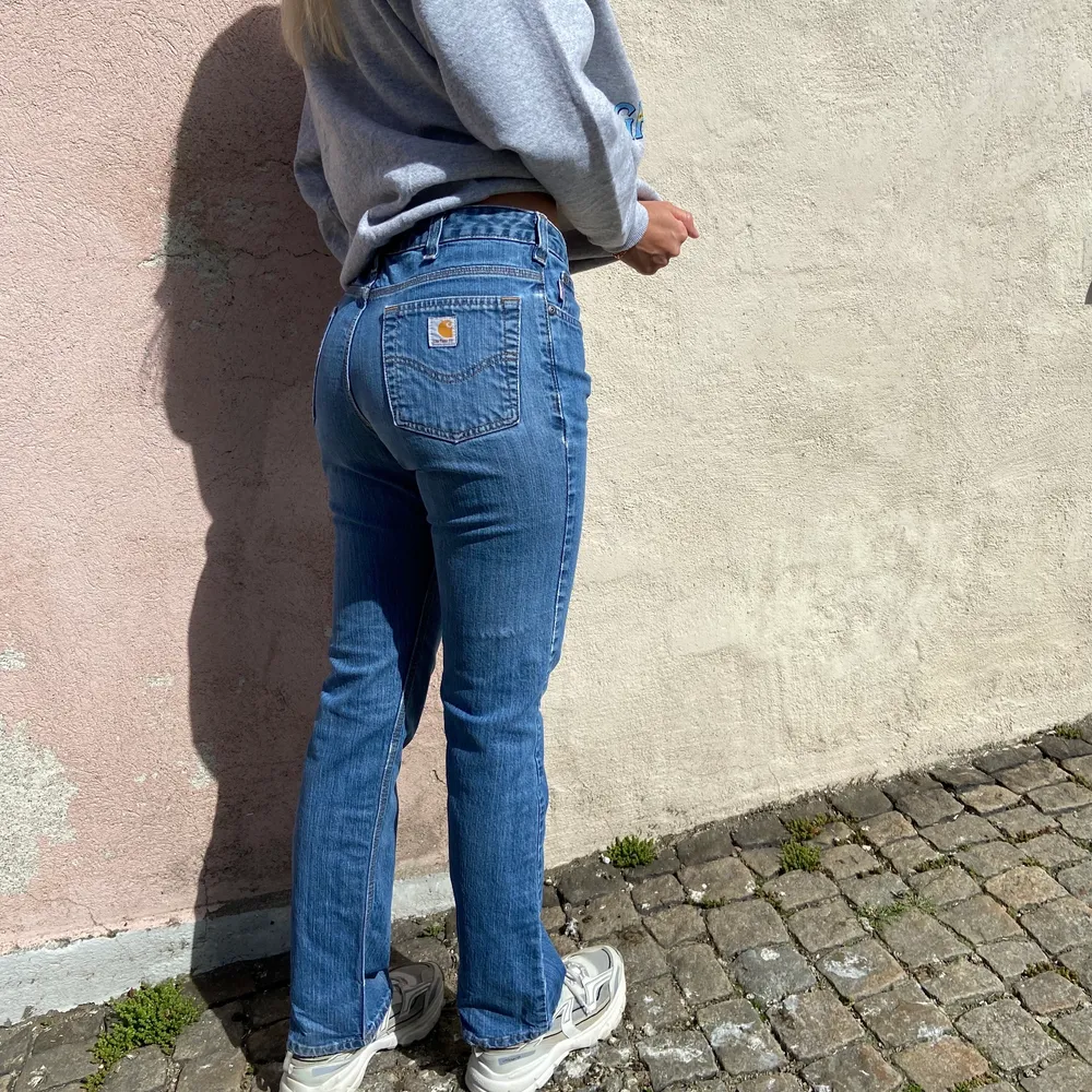 Super snygga vintage Carhartt jeans!!👖😍 osäker på storleken men längden är 103cm och midjan är 40cm! Jag är 173cm                                                                       Riktigt fina jeans som du inte hittar i en vanlig butik. Köpta på 452vintage.se 🌼. Jeans & Byxor.
