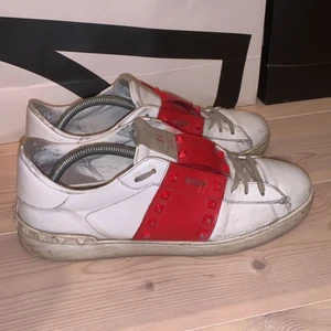 Valentino  - Valentino sneakers i använt skick. Finns lite fel på dom. Men går självklart att använda och fixa upp till bättre skick. Skorna är äkta och box följer med. Skorna är i storlek 43, tar bud 