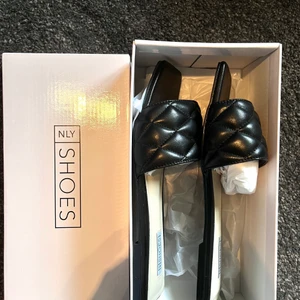Slip in skor - Skorna är aldrig använda då jag kände att dem var lite förstora. Strl 39. Jag har i vanliga fall 38-39 i strl. Köparen står för frakten 