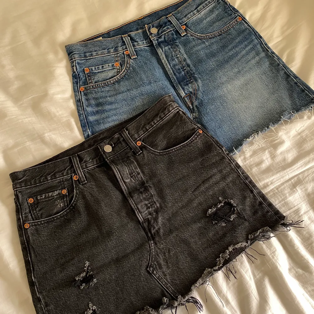 ❗️Svart såld❗️Två jeanskjolar från levis i nyskick! Båda i W28, 250kr/st (nypris 600kr)! Spårbar frakt 57kr🥰💕. Kjolar.