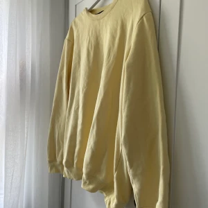 Sweatshirt - Gul sweatshirt från H&Ms herravdelning. Sitter snyggt oversized på mig som är en M. Använd men i bra skick!