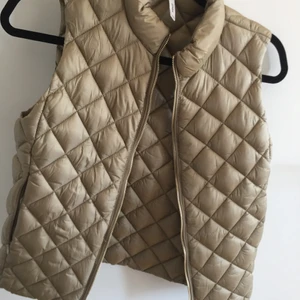 Väst  - Säljer denna fina väst för 250kr