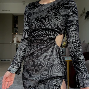 Ny ”Velvet” klänning från H&M st S - Jag är 165cm och då passar den mig bra. För en längre person blir den troligtvis något kort. Alldeles ny med lapp kvar. Tyg i velvet med glitter. Möts i Sthlm eller så står köparen för frakten.