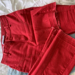Röda utsvängda jeans ❤️‍🔥 - Använda få gånger, nerlagda vid byxslutet, färgen är lite rödare i verkligheten och stretchigt jeanstyg, midjemått: 79cm, innerbenslängd: 91cm❣️