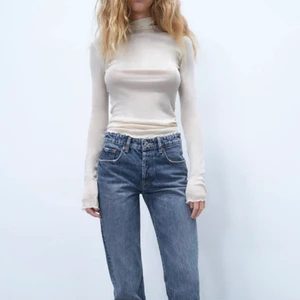 Zara straight jeans - Säljer dessa as snygga zara straight jeans i storlek 32 då dem är för små. Knappt använda o i väldigt gott skick. 