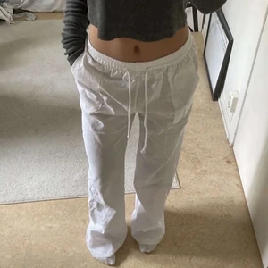 Linnebyxor - Säljer nu mina fina roxy liknande linnebyxor eftersom jag har ett par andra😍 (Lånade bilder av min kompis men är exakt likadana och sitter likadant på mig!) Något genomskinliga som de flesta, men helt nya så inga märken eller defekter🙏🏼 