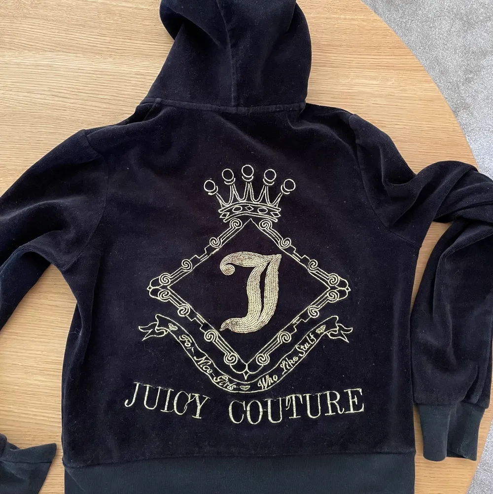 En svart juicy couture hoodie med kedja med guld färg detaljer. Ett par år gammal och är för liten för mig idag, kan komma till ansvällning hos någon annan 🥰. Storlek XS. . Tröjor & Koftor.