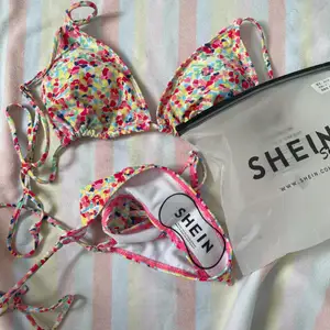 Superfin blommig bikini från SHEIN. Säljer pga att den är för stor för mig. Aldrig använd endast testad. Med alla lappar kvar.  och även påsen man får den i.  Frakt: 27kr
