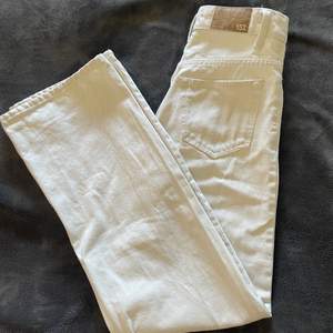 Fina vita jeans från lager 157. Mycket fint skick och inga fläckar eller andra defekter. 