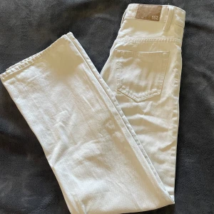 Jeans Lager 157 - Fina vita jeans från lager 157. Mycket fint skick och inga fläckar eller andra defekter. 